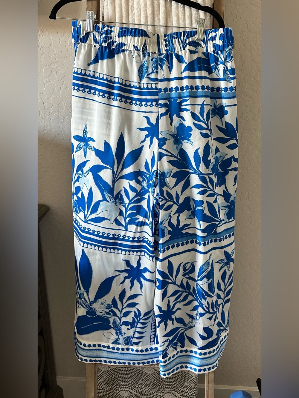 INC International Concepts White & Blue Floral Wide-Leg Crop Pants - Picture 2 of 6